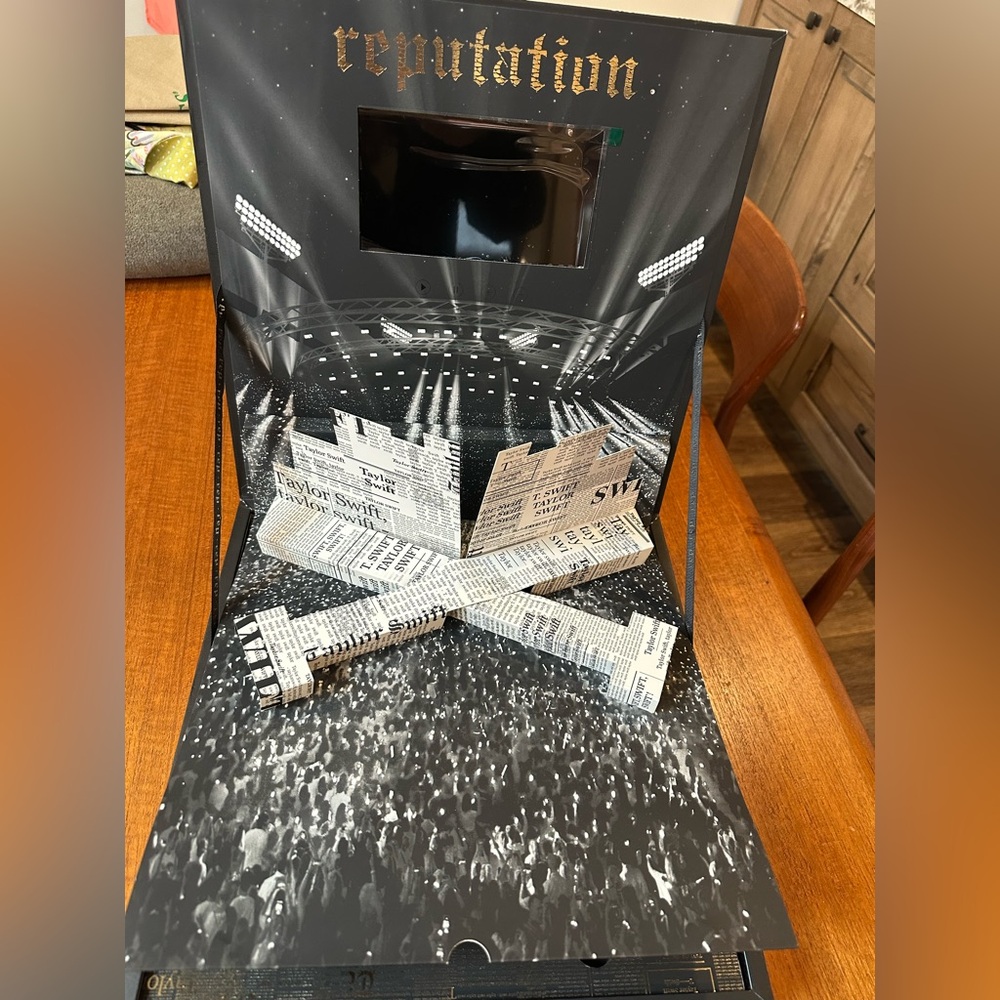 Taylor Swift Reputation Tour VIP Box - Picture 2 of 9
